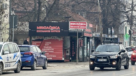 DRAMA KOD BOLNICE U ČAČKU Razbojnik upao u menjačnicu i ukrao novac, odmah je krenula potera
