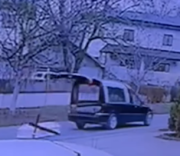 SANDUK ISPAO IZ POGREBNOG VOZILA PRAVO NA PUT Crkveni pojac pritekao u pomoć, zabeležen ceo incident! (VIDEO)