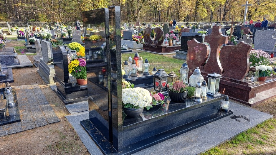 ''SVAŠTA SMO VIDELI, ALI OVO JUČE JE ZA NEPOVEROVATI'' Scena sa vozačem na groblju zbog koje se krsti ceo Balkan! (VIDEO)