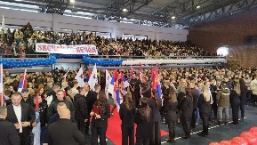 MITING SRPSKE LISTE: Hala sportova u Kosovskoj Mitrovici u bojama srpske trobojke (FOTO/VIDEO)