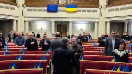 SEVAJU PESNICE U PARLAMENTU: Zahtev za smenu vrhovnog komandanta izazvao opšti cirkus (VIDEO)