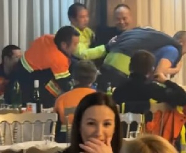 KINEZ GLAVNA ZVEZDA NA SRPSKOM VESELJU Izgubio bitku sa domaćom rakijom - zbog onog što je usledilo, gosti popadali od smeha! (VIDEO)