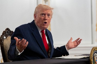 TRAMP POVLAČI POTEZ KOJI LOMI PLANETU! Evropa ostaje bez para i bez zaštite