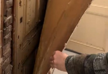 STARA KUĆA JE KRILA JEZIVU TAJNU Skinuli gipsanu ploču sa zida - ono što su otkrili LEDI KRV U ŽILAMA! (VIDEO)