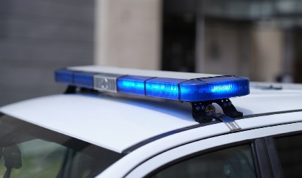 NEPOZNATI LJUDI U BELOM KOMBIJU MAME DECU, KRUŽE OKO ŠKOLA I ZOVU IH U VOZILO! Panika u Vranju, roditelji upozoreni