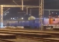 VOZ ZAUSTAVLJEN U POSLEDNJEM TRENUTKU Zbog ovog prizora na šinama, mašinovođa je morao hitno da zakoči (VIDEO)