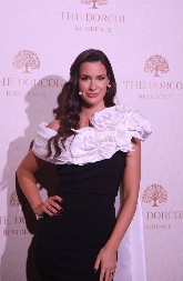 OVAKO SE ISTIČE VITKA LINIJA, DEMONSTRIRALA ELEGENCIJU I ODRŽALA MODNU LEKCIJU Dragana Kosjerina u crnoj haljini koja stoji i visokim i niskim ženama