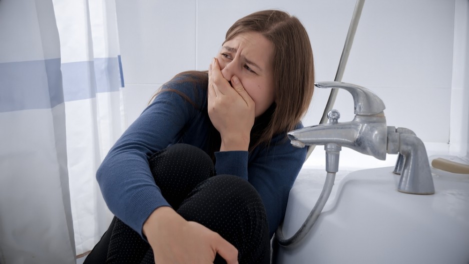 USTALA, UŠLA U KUPATILO I ZANEMELA OD ŠOKA Ono što je zatekla iza veš-mašine ledi krv u žilama! (VIDEO)