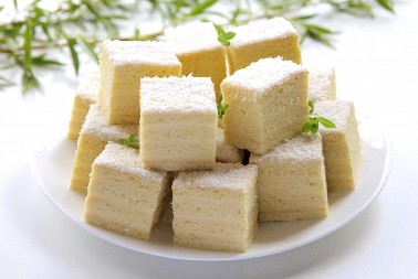 BELA PITA SVAKIM ZALOGAJEM ZAUSTAVLJA DAH Bogata, kremasta tekstura i nežna aroma limuna