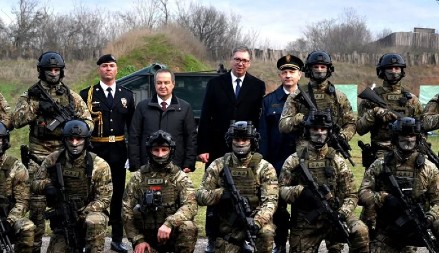 DRŽAVA JE VEĆA OD SVAKE DNEVNE POLITIKE Vučić sa pripadnicima SAJ: Oni su naši junaci i naše svetlo sa pogledom u budućnost