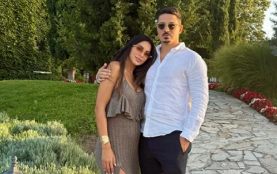 ZASIJAO DIJAMANT NA RUCI PEVAČICE Povezivali su je sa Duškom Tošićem, sada se verila i prošlost ostavila iza sebe (VIDEO)