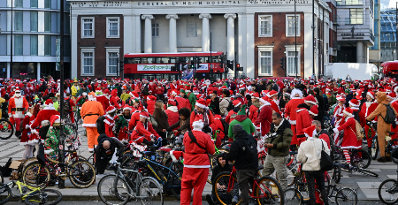 DECA ODUŠEVLJENA, PREKO HILJADU DEDA MRAZOVA SE PROVOZALO ULICAMA GRADA Tradicionalna manifestacija  održava se u  ovoj evropskoj metropoli - razlog je dirljiv
