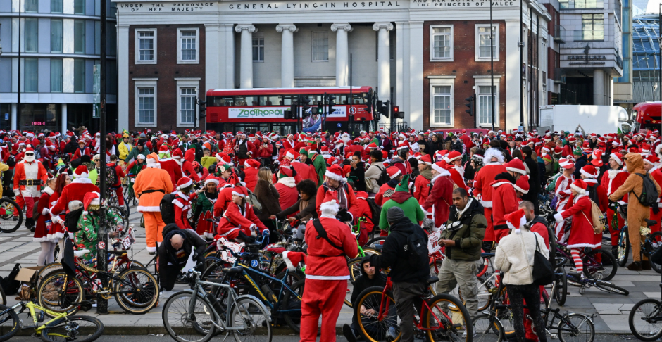 DECA ODUŠEVLJENA, PREKO HILJADU DEDA MRAZOVA SE PROVOZALO ULICAMA GRADA Tradicionalna manifestacija  održava se u  ovoj evropskoj metropoli - razlog je dirljiv