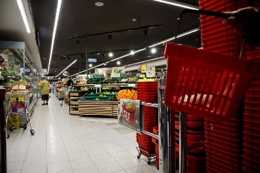 Srpski kupci u šoku: Trgovci počeli da naplaćuju i ovo - na kasi iznenađenje!