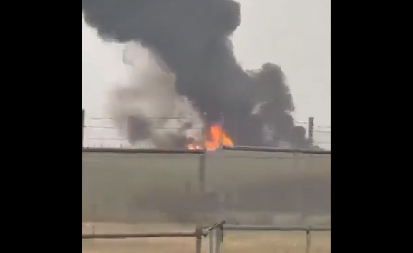 PAKAO KOD AERODROMA! Avion pao, crni dim prekrio nebo, ljudi vrište i beže (VIDEO)