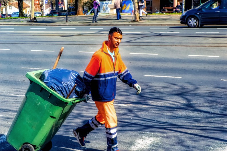 ''TO NIJE HEROJSTVO, TO JE LJUDSKOST'' Radnici gradske čistoće videli ženu u opasnosti - zbog onog što su uradili sada im ceo grad aplaudira!