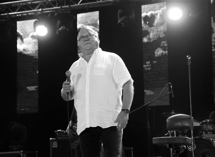 "PONAŠAO SE KAO DA NIJE BOLESTAN" Pevačica imala zakazan nastup sa Halidom Bešlićem za Novu godinu, otkrila detalje o Dinu i Sejdi!