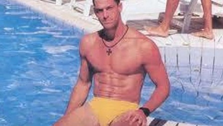 DA LI JE MOGUĆE DA JE OVO ON?! Bio je magnet za žene, njegov brat ubio našu pevačicu, a evo kako danas izgleda Petar Kapisoda (FOTO)