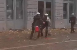 DEMOKRATSKIM PENDRECIMA I ČIZMAMA! Došli da blokiraju EU, policija ih odrala od batina, pa razvlačila po ulicama!