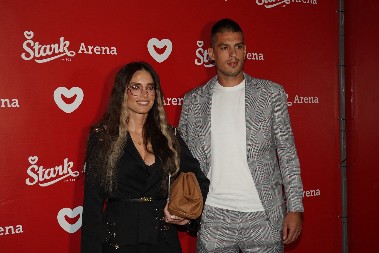 MAJKU VUJADINA SAVIĆA GLEDALI SMO NA MALIM EKRANIMA, A NISMO ZNALI DA JE TO ONA Poznata voditeljka morala je da napusti zemlju