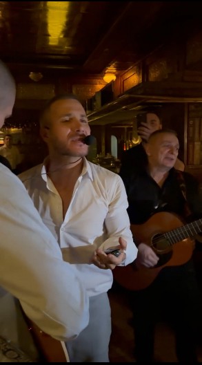 AFTERPARTI SA SAŠOM KOVAČEVIĆEM Pevač posle koncerta u Skadarliji napravio spektakl, zapevao i Adil i Sale Tropiko