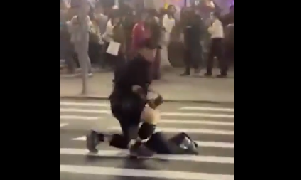 PANIKA I HAOS: Bačena dimna bomba, više osoba izbodeno, ima mrtvih – napadač skočio sa šestog sprata (FOTO/VIDEO)