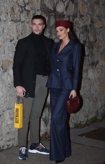 RODIĆI PRISTIGLI NA CECINU SLAVU Bojana Šijan izgleda kao milion dolara, a pozivnica nije izostala ni za njega! (FOTO)