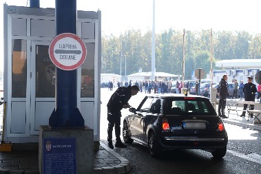 DRŽAVLJANI SRBIJE MORAĆE DA KORISTE POSEBNE SAOBRAĆAJNE TRAKE Komandir na prelazu Batrovci do detalja objasnio nova pravila na granicama