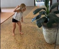 SNIMAK KOJI LEDI KRV U ŽILAMA Otac uči devojčicu kako da iznese divljeg monstruma iz kuće, njena hrabrost oduševila internet! (VIDEO)