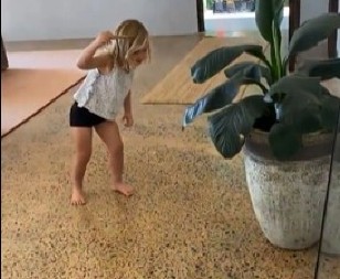 SNIMAK KOJI LEDI KRV U ŽILAMA Otac uči devojčicu kako da iznese divljeg monstruma iz kuće, njena hrabrost oduševila internet! (VIDEO)