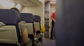 KAMERE SVE SNIMILE Oženjeni muškarac uhvaćen u prevari usred leta (VIDEO)