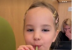 ''JOŠ NEMA STALNE ZUBE, A VEĆ IMA KANDŽE'' Devojčica (7) sa veštačkim noktima u kafiću šokirala Srbiju! (VIDEO)