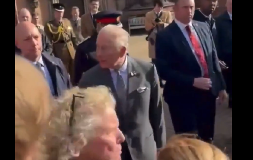 BRUKA ZA MONARHIJU! Demonstrant URLAO ČARLSU U LICE (VIDEO)