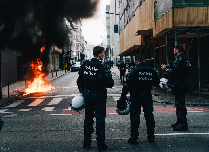 HAOS U BRISELU! Brutalna uvreda za Poljake, na kamerama snimljene maskirane osobe!