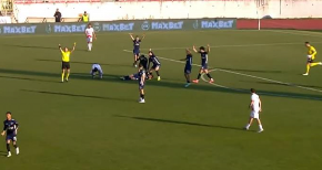 LEDI KRV U ŽILAMA Horor scena u Superligi Srbije: Jeziv sudar fudbalera glavama, jedan ostao nepomično da leži (VIDEO)