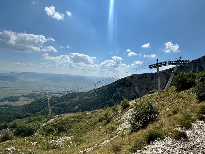JEZIVI DETALJI TRAGEDIJE NA DURMITORU Korpa na žičari proklizala, turista iz nje ispao, žena ostala zaglavljena