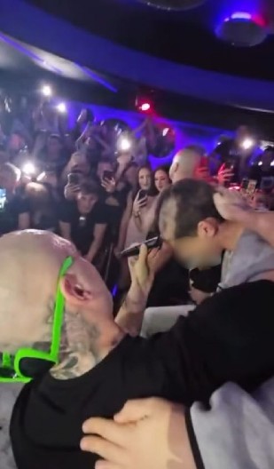 DESINGERICA OŠIŠAO MLADIĆA NA NASTUPU Izvadio trimer, kosa letela na sve strane! Reper ponovo šokirao javnost! (FOTO)