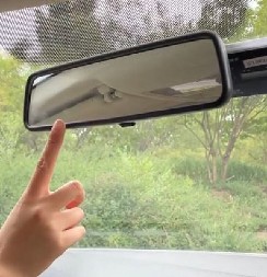 VOZAČI, NE ZANEMARUJTE OVU FUNKCIJU Poluga na retrovizoru štiti vaše oči i život - evo kako da je pravilno podesite!