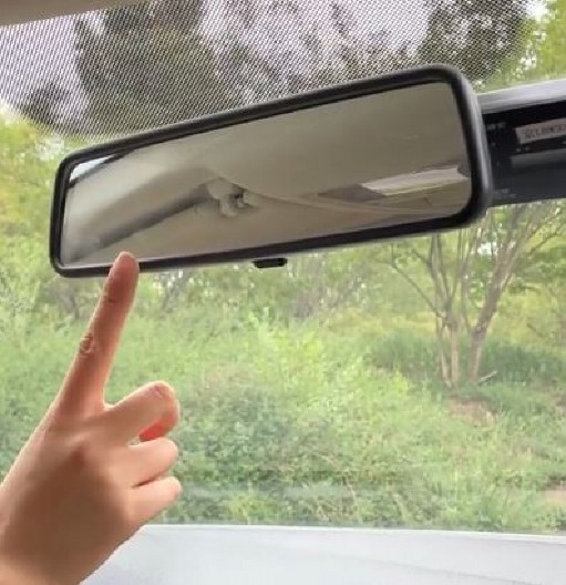 VOZAČI, NE ZANEMARUJTE OVU FUNKCIJU Poluga na retrovizoru štiti vaše oči i život - evo kako da je pravilno podesite!