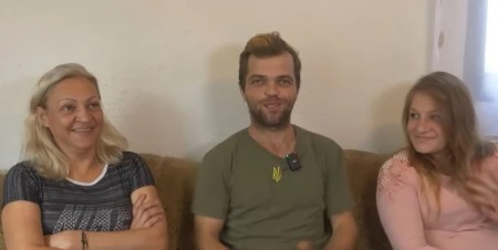 ''BOLJE DA IMAM NJIH DVE OVDE, NEGO DA IDEM PO SVETU I DA....'' Elmedin iz Busovače živi u zajednici sa dve žene - kad čuju kako žive, ljudi se krste! (VIDEO)