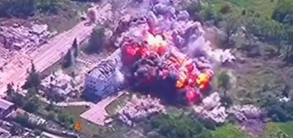 STRAVIČAN NAPAD NA AERODROM, RAZORENI BORBENI AVIONI SU-27! Bukti žestoka borba Ukrajinaca i Rusa (FOTO)