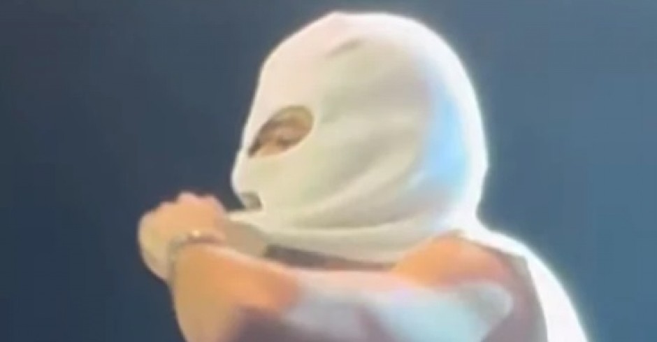 DEVITO SKINUO MASKU! Publika u totalnom šoku, niko nije očekivao ovakav obrt na nastupu (VIDEO)