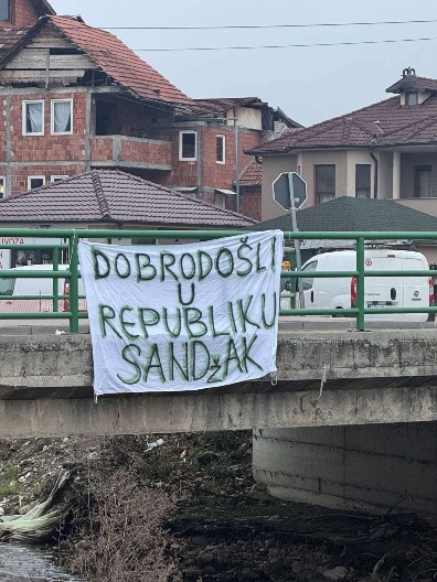 BLOKADERI SPREMAJU REPUBLIKU SANDŽAK Skandalozni natpisi osvanuli u Novom Pazaru (FOTO)
