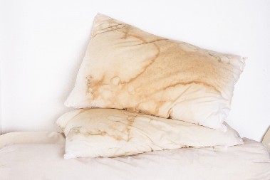 KAKO DA POŽUTELI JASTUCI OPET ZASIJAJU? Bakin trik uklanja sve fleke i neprijatne mirise!