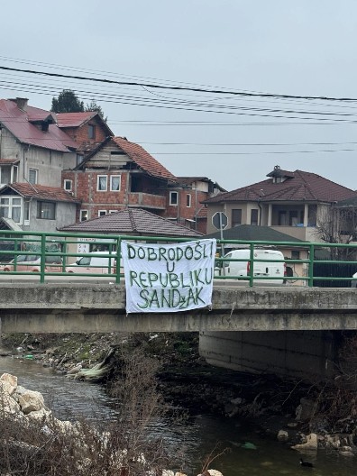 BLOKADERI ZAKUKALI ZBOG SKUPA U NOVOM PAZARU: Gnevni što nemaju podršku, pljuju po sugrađanima: "Dokle više ovako? Brukate nas!"
