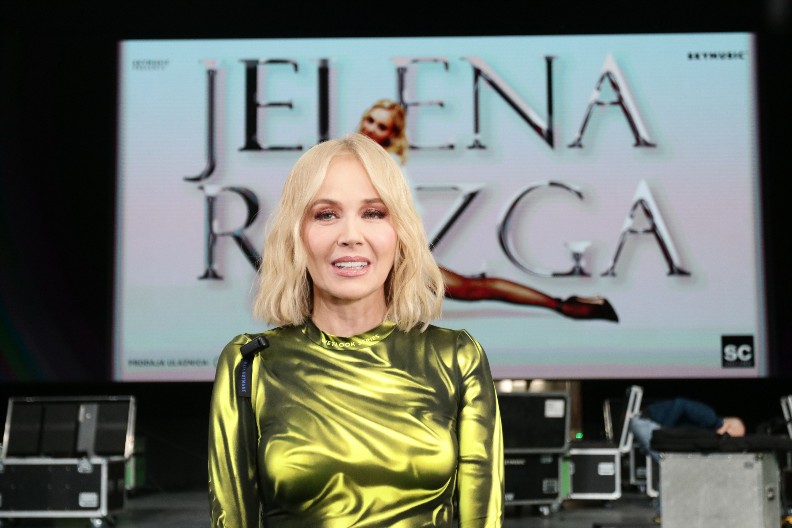 "IZDRŽALA SAM JER IMAM VAS" Jeleni Rozgi poljuljano zdravlje, pevačica zabrinula sve objavom! (FOTO)