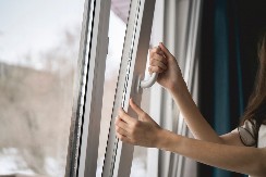 TIKTOK TRIK KOJI ŠTEDI PARE Ako vam prozori loše dihtuju, postoji rešenje od samo 300 dinara (VIDEO)