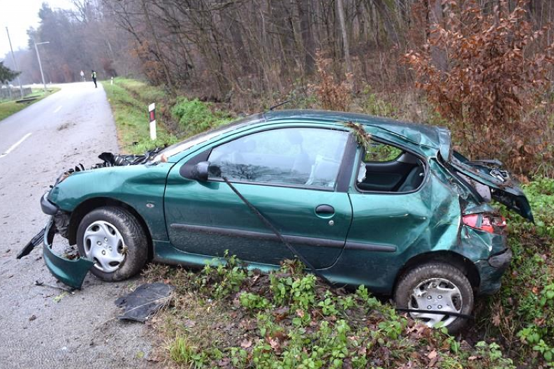 TEŠKA NESREĆA! AUTOMOBIL SE NEKOLIKO PUTA PREVRNUO, A DETE NIJE BILO U DEČIJEM SEDIŠTU! Žena izgubila kontrolu nad vozilom kod Gornjeg Mihaljevca