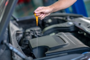 Ne prepunjavajte motor uljem – ovo može prouzrokovati ozbiljno oštećenje motora