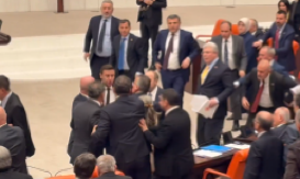 POSLANICI SE MAKLJALI 10 MINUTA Jezive scene snimljene u turskom parlamentu (VIDEO)